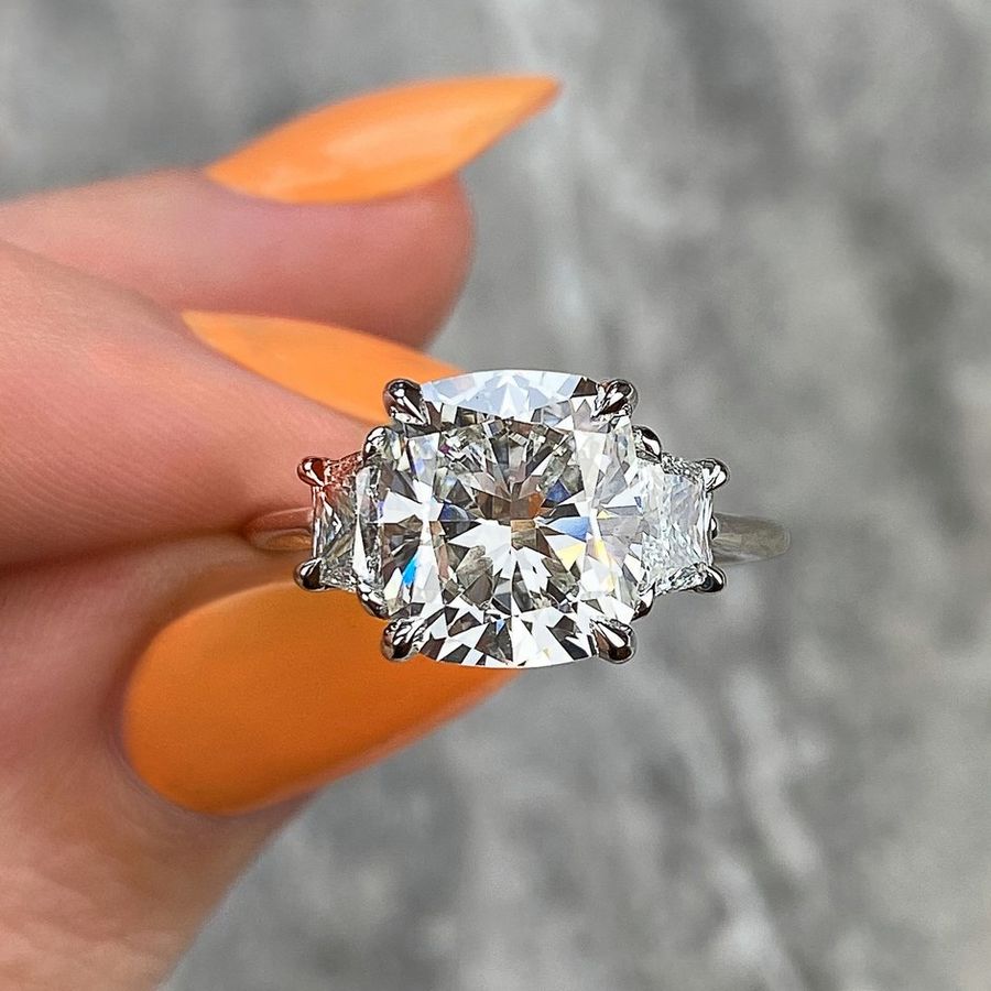 sort second hand diamant ring i str. 54 på 3,7 g. i 14 karat hvidguld m.  1,50 carat sort diamant samt 12 hvide diamanter på total 0,12 carat sat  ringskinnen i SI -